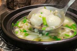 Món canh thơm ngon, sánh mịn với hương vị nấm đậm đà khiến cả nhà ăn hết sạch cả nồi cơm