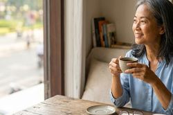 Sau 50 tuổi, uống cà phê ảnh hưởng tới tim mạch và giấc ngủ như thế nào?