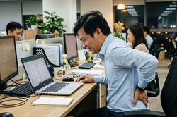 Ngồi quá lâu mỗi ngày, dân văn phòng đối mặt loạt bệnh tật