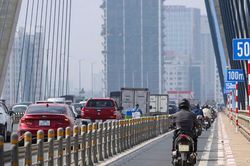 Biển chỉ dẫn khoảng cách trên cầu Nhật Tân 'biến mất' ngay ngày đầu thí điểm