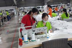Doanh nghiệp 'chạy đua' hút nhân lực cuối năm