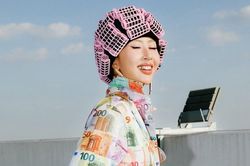 Quỳnh Anh Shyn hóa 'girl phố', mang lô cuốn tóc đến Italy