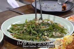 Sao Hàn có cách ăn bún chả độc lạ, khen rau muống ngon như 'chất gây nghiện'