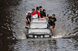Bangkok gánh thiệt hại từ trận lũ 'chưa từng thấy'