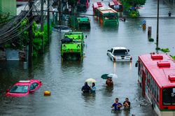 Mưa lũ dồn dập tại Đông Nam Á, cuộc sống người dân đảo lộn
