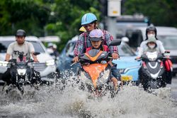 Triều cường đạt đỉnh, người dân TP.HCM chật vật giữa biển nước