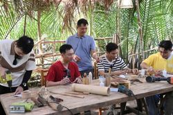 Các bố học làm đồ chơi tre, Dương Lâm gửi tóc vào món quà tặng con