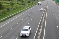 Khắc phục 'ổ gà' trên cao tốc Vĩnh Hảo-Phan Thiết