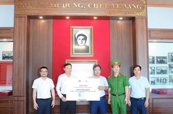 Trao tặng 500 cuốn sách về Anh hùng Lực lượng vũ trang, liệt sĩ Công an nhân dân Bùi Thị Cúc tại Hưng Yên