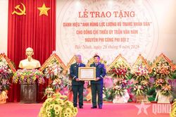 Phi công Trần Văn Năm đón nhận danh hiệu Anh hùng Lực lượng vũ trang nhân dân