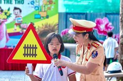 Học sinh Trường Tiểu học Khương Mai học kỹ năng tham gia giao thông an toàn