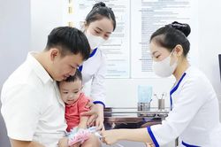 TPHCM: Nhiều phụ huynh đưa trẻ tiêm vaccine phòng bệnh tay chân miệng