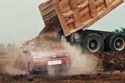 [GALLERY] Tata đổ 20 tấn đá sỏi lên ôtô siêu rẻ Aeris để chứng minh độ bền