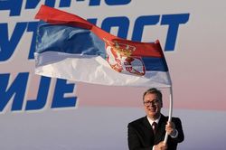Vì sao Tổng thống Serbia Aleksandar Vucic từ chức?