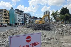 Cận cảnh giải phóng mặt bằng khu đất 'xen kẹt' làm bãi đỗ xe, vườn hoa trên đường La Thành