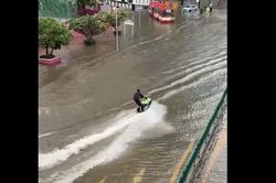 Cảnh sát bắt giữ người đàn ông lái mô tô nước trên đường phố Bangkok