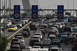 Cầu Nhật Tân ùn ứ kéo dài ở làn ô tô sáng đầu tuần