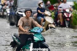 Nhiều tuyến đường ở TPHCM ngập sâu do triều cường
