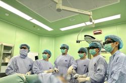Từ vệt máu lạ, người phụ nữ bất ngờ phát hiện 2 bệnh ung thư