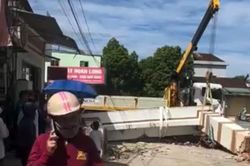 Xe cẩu làm sập cổng làng, bé trai lớp 3 đứt lìa cánh tay