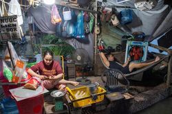 Đường thành sông, nhà thành điểm ngập trong ngày triều cường ở TPHCM