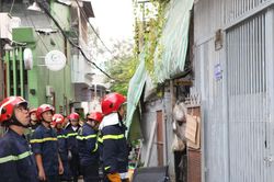 Thành phố Hồ Chí Minh: Giải cứu thành công 3 người mắc kẹt trong vụ sập gác nhà