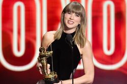 Taylor Swift vượt Beyoncé, trở thành nghệ sĩ giành nhiều giải nhất lịch sử VMAs