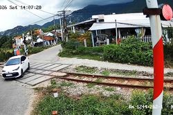 Xử phạt hành chính tài xế điều khiển ô tô vượt đường ngang khi đèn đỏ