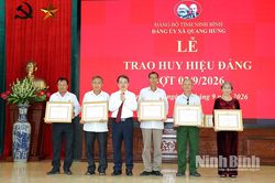 Đảng ủy các địa phương tổ chức Lễ trao tặng Huy hiệu Đảng đợt 2/9 và công bố các quyết định kiện toàn tổ chức