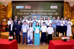 Trao giải cuộc thi viết 'Vì sự phát triển thương hiệu Việt'