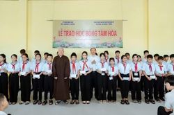 Quảng Trị: Chùa Cảnh Tiên trao 250 suất học bổng Tâm Hòa đến các em học sinh hiếu học