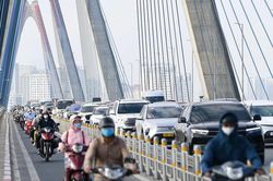 Hà Nội: Cầu Nhật Tân đông nghẹt sau khi tạm tháo biển báo khoảng cách