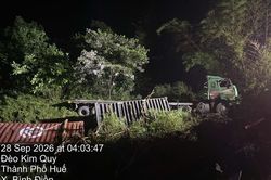 Xe đầu kéo mất lái lao khỏi đường đèo Kim Quy trên QL49 qua Huế, tài xế tử vong tại chỗ