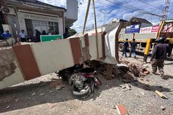 Hà Tĩnh: Cổng chào đổ sập đè trúng hai mẹ con người đi xe máy