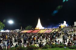 Đông đảo người dân đến dự lễ cầu an và hội hoa đăng bên sông Lục Đầu