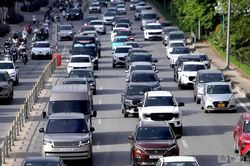 Sáng đầu tuần, cầu Nhật Tân tiếp tục ùn tắc