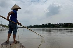 Bài 1: Dòng sông 'chết' dưới những mẻ kích điện