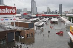 Cuộc sống đảo lộn vì mưa lớn, ngập lụt tại Bangkok