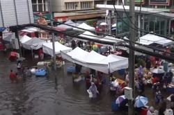 Bangkok ngập sâu sau mưa lớn