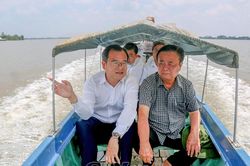 Đồng chí Lê Minh Hoan khảo sát thực tế Đầm Thị Tường