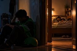 PHÍA SAU MỘT LỰA CHỌN