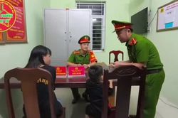 Công an đi gần 50km đưa hai mẹ con bị lạc về nhà trong đêm