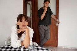 Hôn nhân đổ vỡ không chỉ vì ngoại tình: 6 thói quen này mới đáng sợ