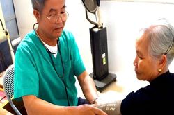 Vị bác sĩ làng với những bước chân không mỏi
