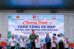 Vòng xe yêu thương tiếp bước học trò nghèo đến lớp