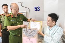 Lãnh đạo Công an Hà Nội thăm chiến sỹ Cảnh sát hình sự bị thương trong khi làm nhiệm vụ