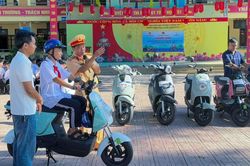 Hơn 1.300 học sinh Hà Nội được hướng dẫn kỹ năng tham gia giao thông an toàn