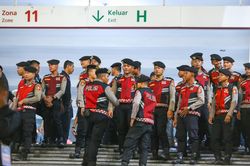 Cảnh sát Indonesia xếp hàng bảo vệ CĐV Malaysia