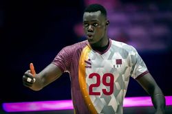 'Thần đồng' 13 tuổi cao 2,10 m giúp Qatar thắng bóng chuyền Việt Nam