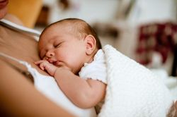 Trẻ sơ sinh cần ngủ bao nhiêu giờ mỗi ngày?